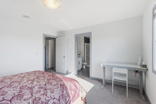 11 Evanscrest Way Nw, Calgary, AB - Indoor Photo Showing Bedroom