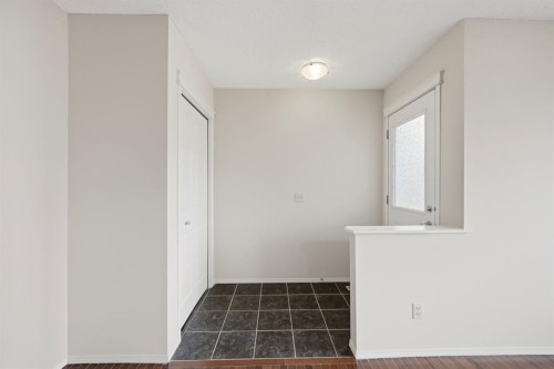 646 Everridge Drive Sw, Calgary, AB - Indoor Photo Showing Other Room