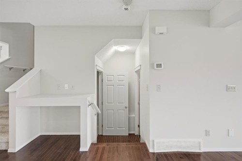 646 Everridge Drive Sw, Calgary, AB - Indoor Photo Showing Other Room