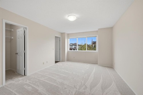 646 Everridge Drive Sw, Calgary, AB - Indoor Photo Showing Other Room