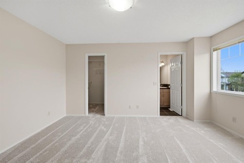 646 Everridge Drive Sw, Calgary, AB - Indoor Photo Showing Other Room