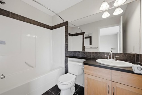 646 Everridge Drive Sw, Calgary, AB - Indoor Photo Showing Bathroom