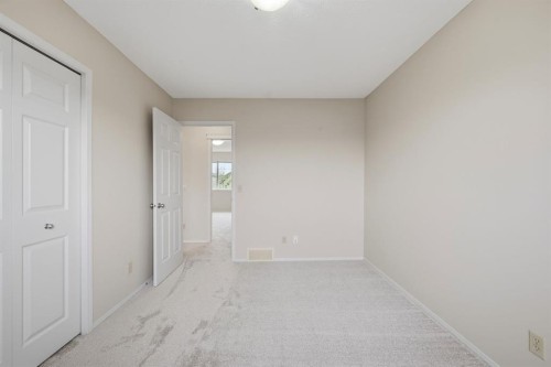 646 Everridge Drive Sw, Calgary, AB - Indoor Photo Showing Other Room