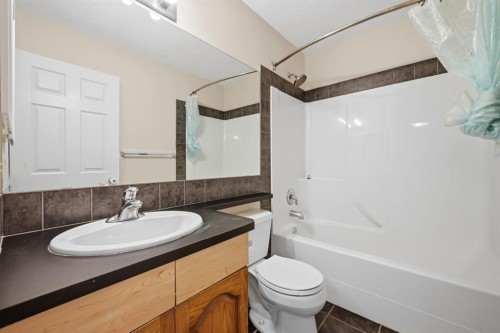 646 Everridge Drive Sw, Calgary, AB - Indoor Photo Showing Bathroom