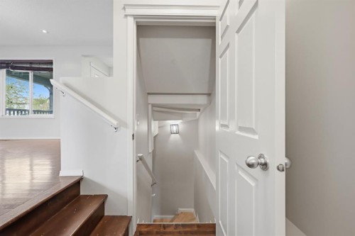 646 Everridge Drive Sw, Calgary, AB - Indoor Photo Showing Other Room