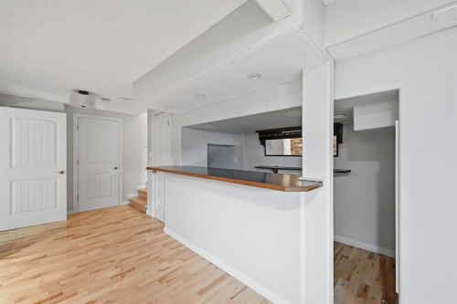 646 Everridge Drive Sw, Calgary, AB - Indoor Photo Showing Kitchen