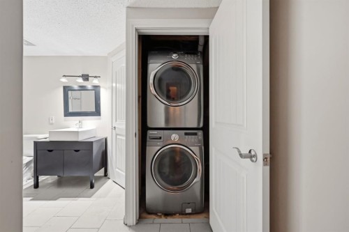 646 Everridge Drive Sw, Calgary, AB - Indoor Photo Showing Laundry Room