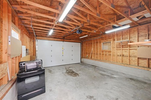 646 Everridge Drive Sw, Calgary, AB - Indoor Photo Showing Garage