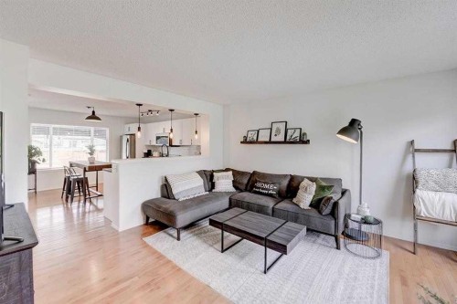 12 Elgin Meadows View Se, Calgary, AB - Indoor Photo Showing Living Room