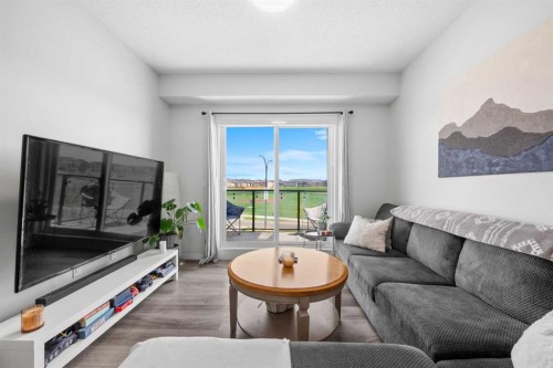 2213-33 Carringham Gate Nw, Calgary, AB - Indoor Photo Showing Living Room