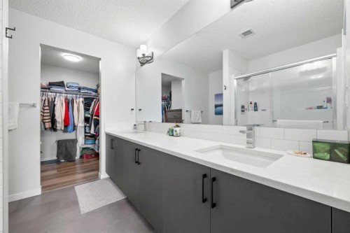 2213-33 Carringham Gate Nw, Calgary, AB - Indoor Photo Showing Bathroom