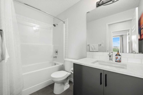 2213-33 Carringham Gate Nw, Calgary, AB - Indoor Photo Showing Bathroom