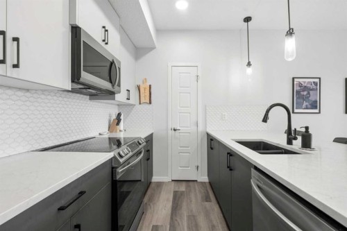 2213-33 Carringham Gate Nw, Calgary, AB - Indoor Photo Showing Kitchen With Double Sink With Upgraded Kitchen