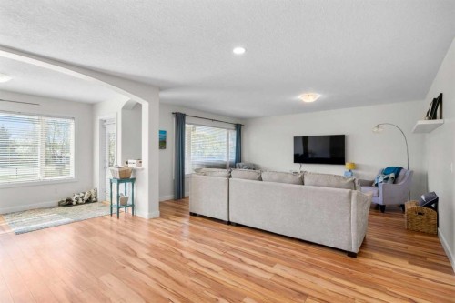 42 Gleneagles Terrace, Cochrane, AB - Indoor Photo Showing Living Room