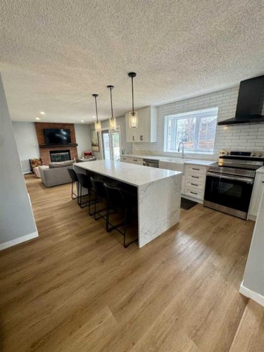 16 Woodfield Court Sw, Calgary, AB - Indoor