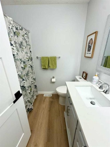16 Woodfield Court Sw, Calgary, AB - Indoor Photo Showing Bathroom