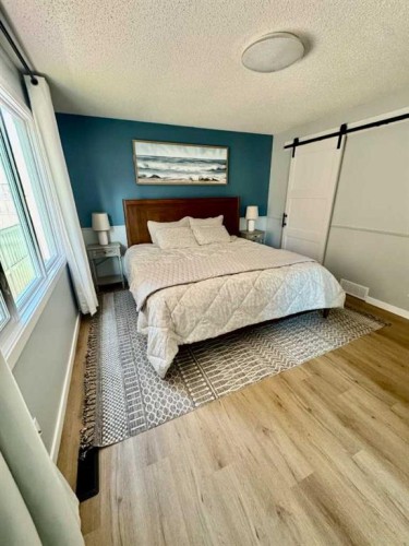 16 Woodfield Court Sw, Calgary, AB - Indoor Photo Showing Bedroom