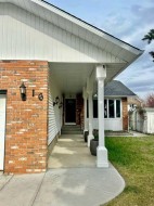 16 Woodfield Court SW Calgary, AB T2W 3W5