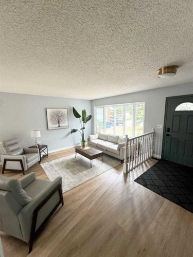 16 Woodfield Court Sw, Calgary, AB - Indoor Photo Showing Living Room