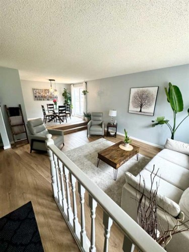 16 Woodfield Court Sw, Calgary, AB - Indoor Photo Showing Living Room
