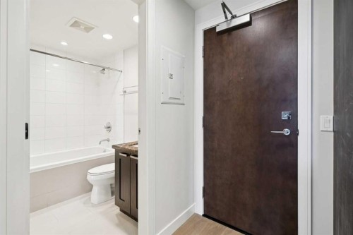 416-222 Riverfront Avenue Sw, Calgary, AB - Indoor Photo Showing Bathroom