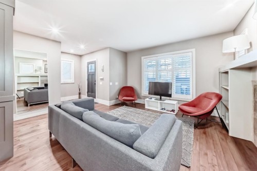 55 Aspen Meadows Green Sw, Calgary, AB - Indoor Photo Showing Living Room