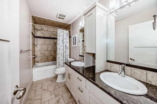 55 Aspen Meadows Green Sw, Calgary, AB - Indoor Photo Showing Bathroom
