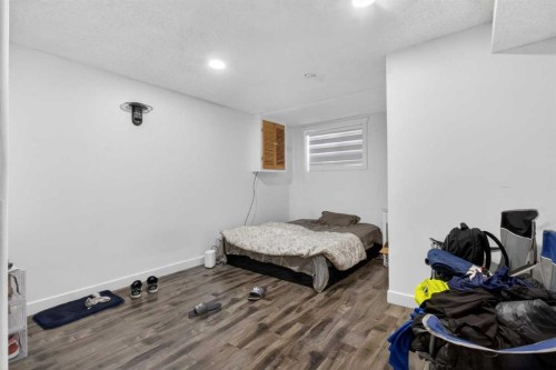 128 Castledale Crescent Ne, Calgary, AB - Indoor Photo Showing Bedroom