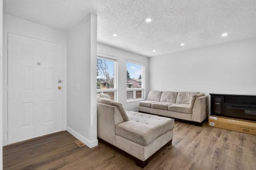 128 Castledale Crescent Ne, Calgary, AB - Indoor Photo Showing Living Room