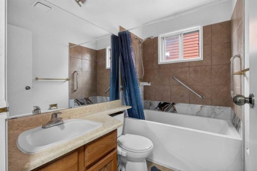 128 Castledale Crescent Ne, Calgary, AB - Indoor Photo Showing Bathroom