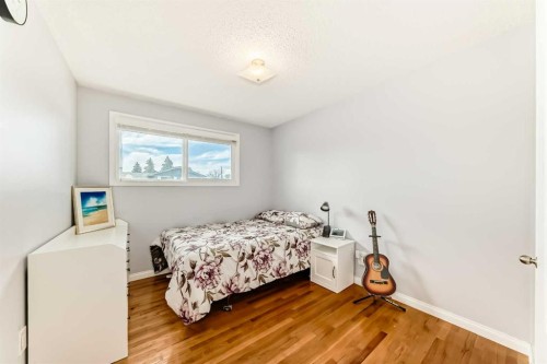 5104 Marshall Road Ne, Calgary, AB - Indoor Photo Showing Bedroom