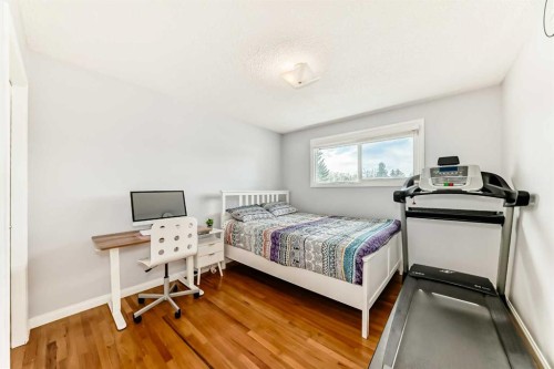 5104 Marshall Road Ne, Calgary, AB - Indoor Photo Showing Bedroom