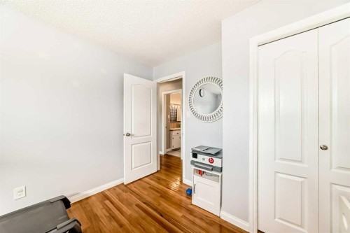 5104 Marshall Road Ne, Calgary, AB - Indoor Photo Showing Other Room