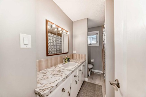 5104 Marshall Road Ne, Calgary, AB - Indoor Photo Showing Bathroom