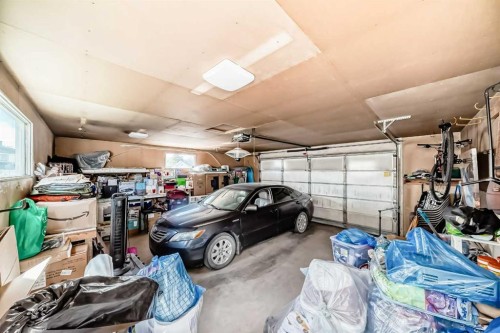 5104 Marshall Road Ne, Calgary, AB - Indoor Photo Showing Garage