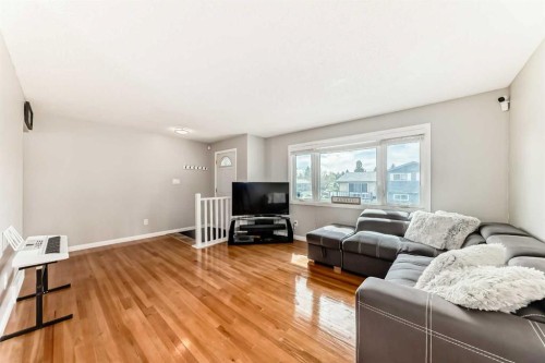 5104 Marshall Road Ne, Calgary, AB - Indoor Photo Showing Living Room