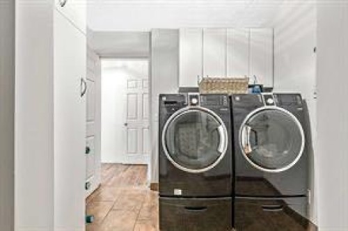 105 Cimarron Park Circle, Okotoks, AB - Indoor Photo Showing Laundry Room