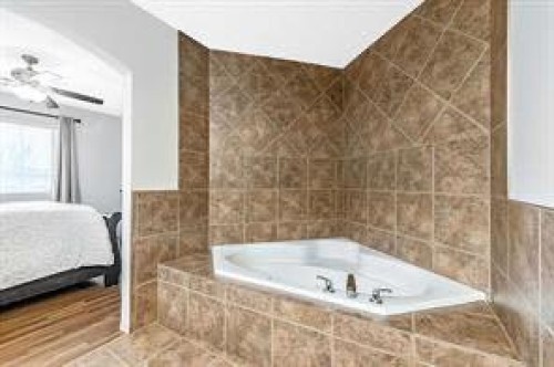 105 Cimarron Park Circle, Okotoks, AB - Indoor Photo Showing Bathroom