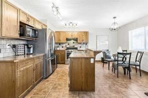 105 Cimarron Park Circle, Okotoks, AB - Indoor Photo Showing Kitchen