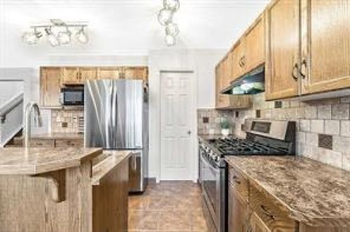 105 Cimarron Park Circle, Okotoks, AB - Indoor Photo Showing Kitchen With Upgraded Kitchen