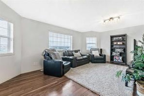 105 Cimarron Park Circle, Okotoks, AB - Indoor Photo Showing Living Room