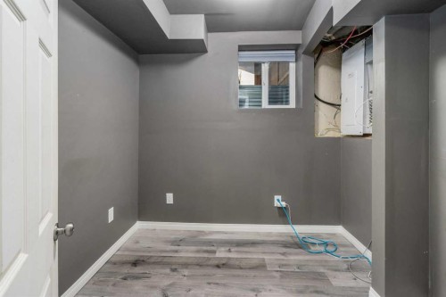 630 69 Avenue Sw, Calgary, AB - Indoor Photo Showing Other Room