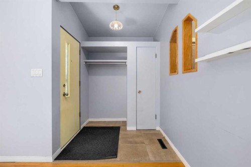 630 69 Avenue Sw, Calgary, AB - Indoor Photo Showing Other Room