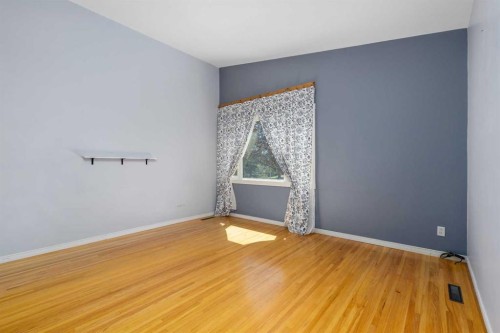 630 69 Avenue Sw, Calgary, AB - Indoor Photo Showing Other Room