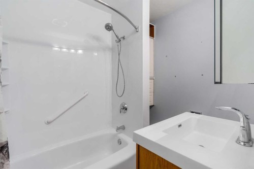 630 69 Avenue Sw, Calgary, AB - Indoor Photo Showing Bathroom