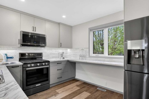 23 Bermuda Place Nw, Calgary, AB - Indoor Photo Showing Kitchen