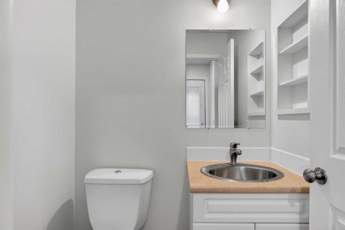 23 Bermuda Place Nw, Calgary, AB - Indoor Photo Showing Bathroom