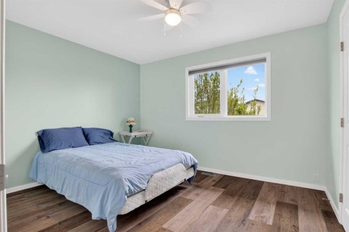 23 Bermuda Place Nw, Calgary, AB - Indoor Photo Showing Bedroom
