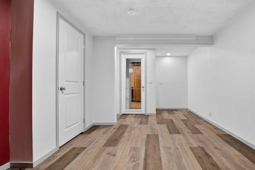 23 Bermuda Place Nw, Calgary, AB - Indoor Photo Showing Other Room