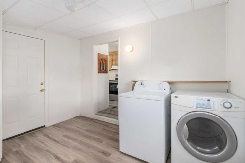 416 2 Avenue, Drumheller, AB - Indoor Photo Showing Laundry Room